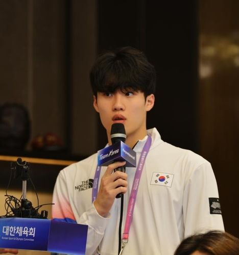 기자회견 참석한 황선우