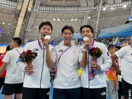 김유로(왼쪽)와 신동인(오른쪽)