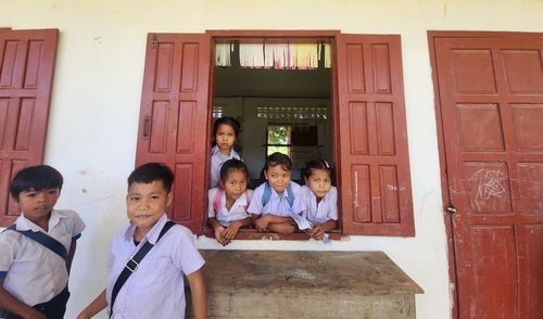 호기심 가득한 따오이족 아이들