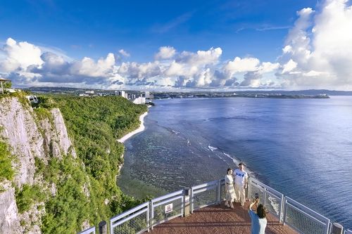 탁 트인 전망 보여주는 사랑의 절벽. 112ｍ 높이의 절벽 위에 있는 전망시설에서는 맑고 투명한 투몬 바다와 붉게 노을이 지는 일몰까지 감상할 수 있어 많은 여행객이 찾고 있다. [사진/성연재 기자] 