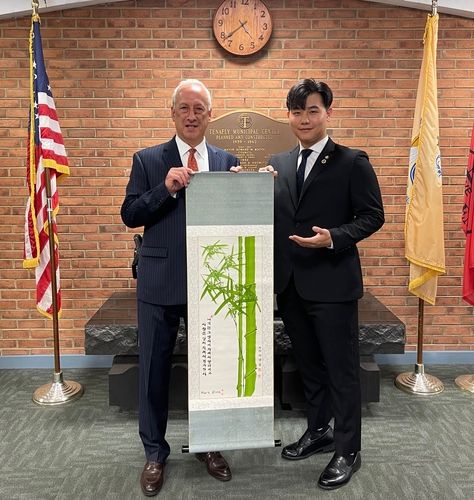 그림을 기증받은 마크 진너 테너플라이 시장과 브라이언 전 AAYC회장