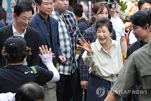 추석 앞두고 전통시장 찾은 박근혜 전 대통령