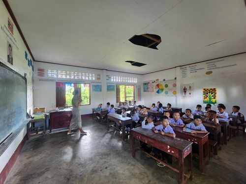 수업 듣는 따룽라라오 마을의 아이들