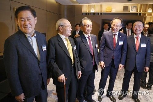 컨퍼런스 참석한 최경환