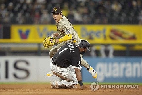 2루에서 주자와 충돌한 김하성