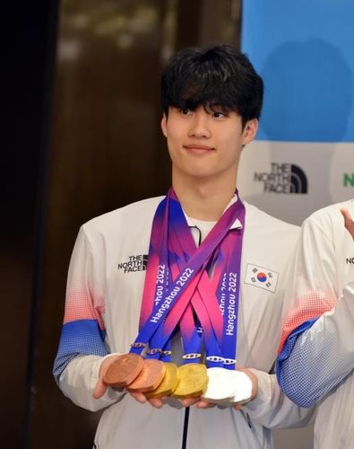 메달 6개 목에 건 황선우