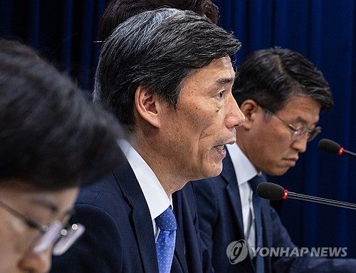 후쿠시마 원전 오염수 방류 측정값 설명하는 박구연 국조실 1차장