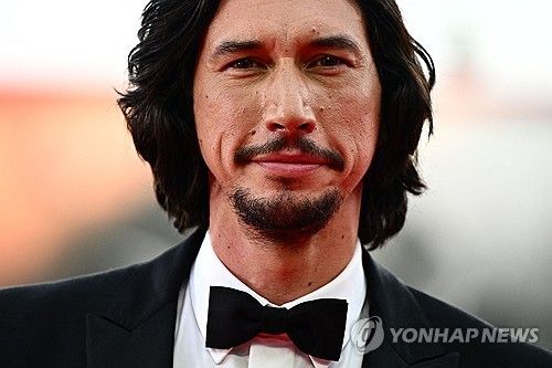 영화 '페라리'로 베네치아영화제 레드카펫 밟은 미국 배우 애덤 드라이버