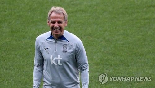 활짜 웃는 클린스만 감독