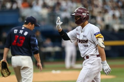 안타 치고 더그아웃에 세리머니 하는 김시앙