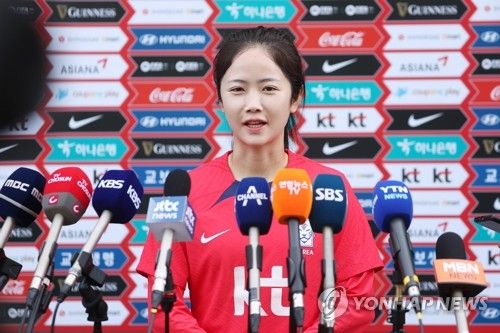 훈련 전 기자회견 하는 여자축구 이민아
