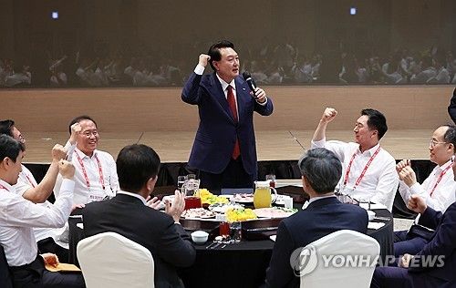 국민의힘 연찬회에서 발언하는 윤 대통령