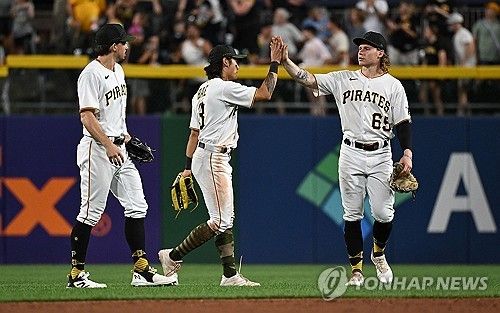 동료들과 승리의 하이 파이브를 나누는 배지환(가운데)