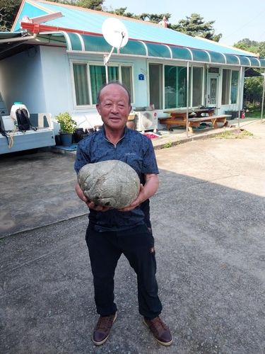 댕구알버섯 들어 보이는 주민 서기석 씨