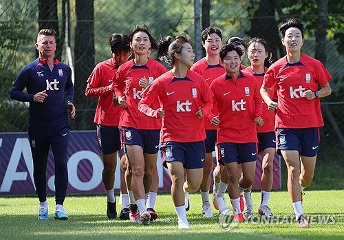 선수들과 같이 달리는 콜린 벨 감독