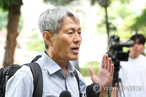 답변하는 신학림 전 언론노조위원장
