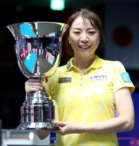 우승 트로피와 함께 미소 짓는 사카이 아야코