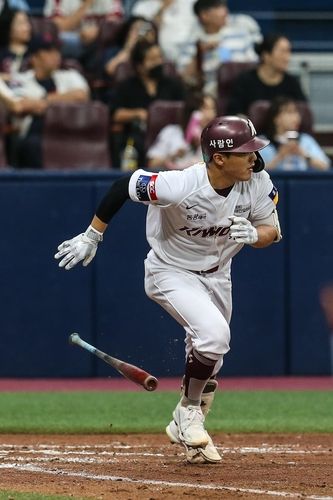 타구 방향을 눈으로 좇는 김시앙