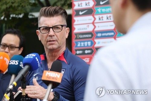 훈련 전 기자회견 하는 콜린 벨 감독