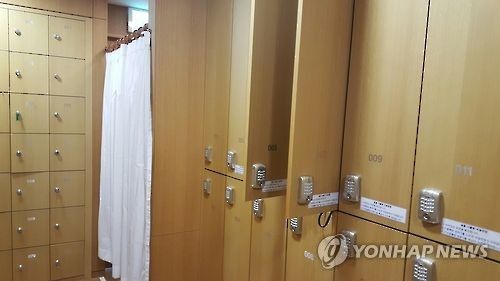 목욕탕 탈의실 옷장