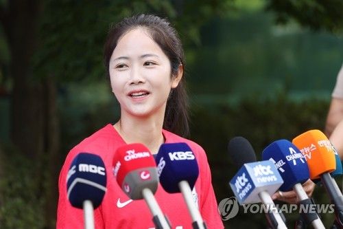 훈련 전 기자회견 하는 여자축구 이민아