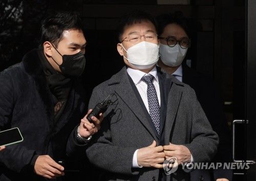 취재진 질문 듣는 김만배