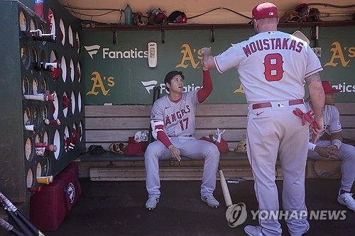 더그아웃에 앉은 오타니 쇼헤이