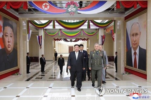 연회장 입구에 걸린 김정은ㆍ푸틴 대형 초상화