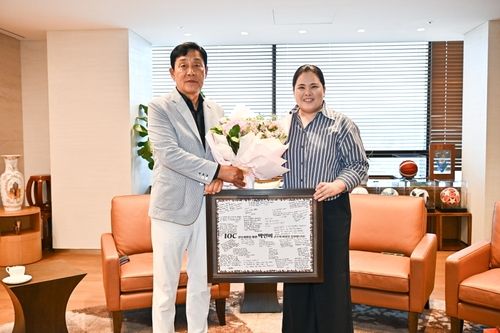 박인비에 응원 메시지 액자를 선물하는 김정태 회장 