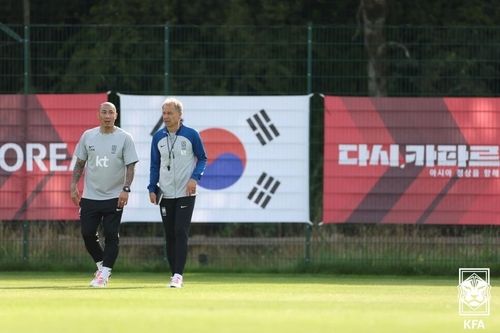 차두리 코치와 위르겐 클린스만 감독