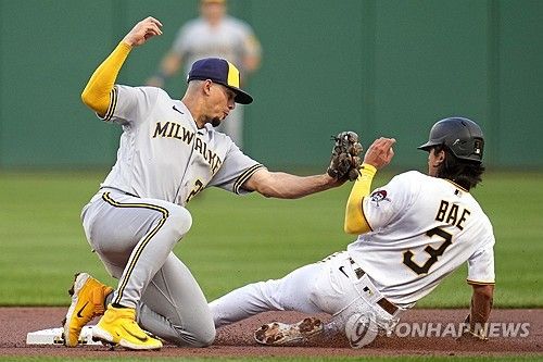 도루 시도하는 배지환(오른쪽)