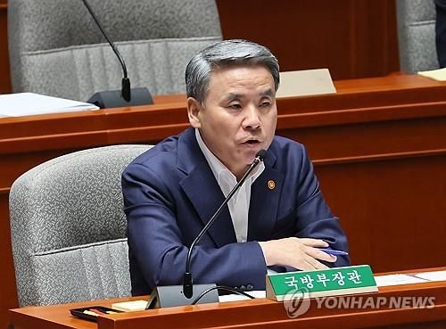 답변하는 이종섭 국방부 장관