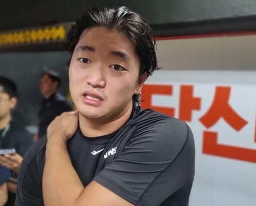 인터뷰하는 고우석