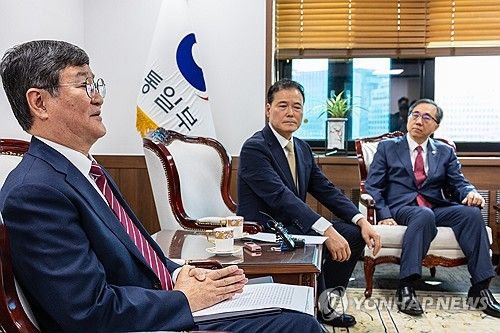 통일부 장관 특별보좌역 위촉 소감 말하는 탈북 외교관 고영환 위원