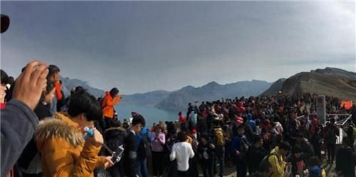 백두산 정상에 오른 관광객들