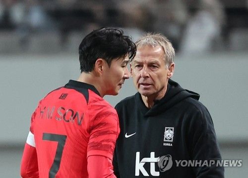 손흥민과 위르겐 클린스만 감독
