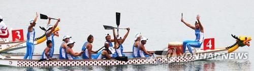 2018 아시안게임에서 금메달을 딴 카누 용선 남북 단일팀 여자선수들