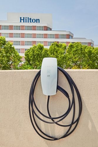 힐튼 호텔에 설치되는 테슬라 충전기 '유니버설 월 커넥터'