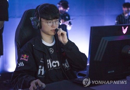 LCK 서머 최종 결승 진출전 앞두고 장비 점검하는 T1 페이커