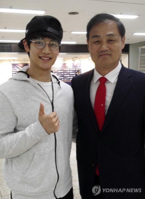 최윤겸 감독(오른쪽)이 강원 시절인 2015년 경기장을 찾은 아들 샤이니 민호.