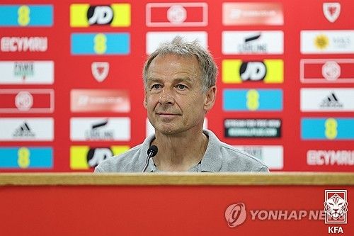 경기 종료 후 기자회견 하는 위르겐 클린스만