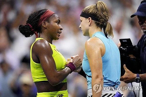 무호바와 인사하는 고프