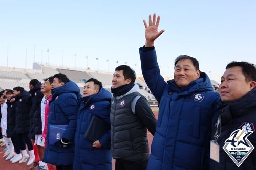 3월 개막전 승리 후 기뻐하는 최윤겸 감독(오른쪽에서 두 번째)