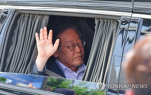 지지자들 향해 인사하는 이재명 대표