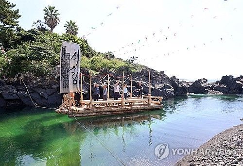 "제주 전통배 '테우' 바다로"