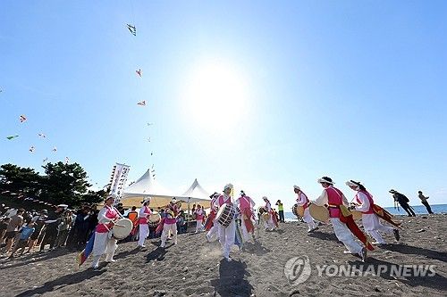 제주 전통배 '테우' 진수식