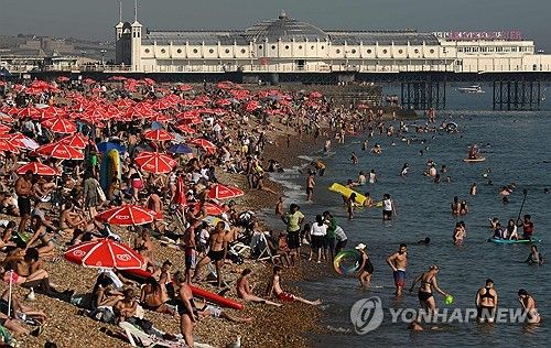 '가을 폭염'에 영국 브라이튼 해변에 몰린 피서객들