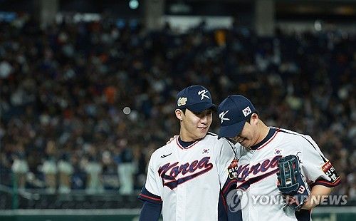 용띠 야구선수인 삼성 라이온즈 원태인(왼쪽)과 한화 이글스 노시환