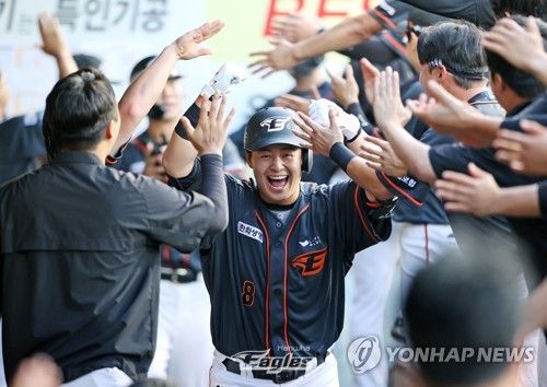 연타석 홈런 친 뒤 환영 받는 노시환