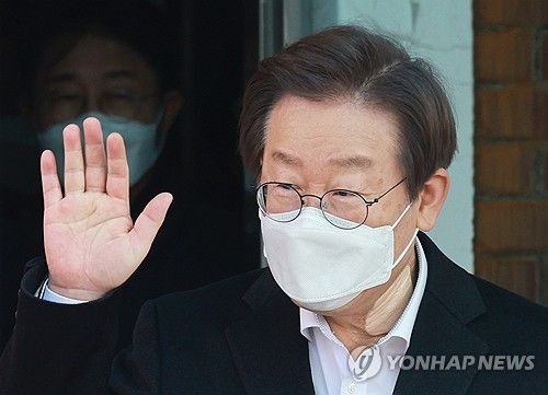 지지자들에게 인사하는 이재명 대표